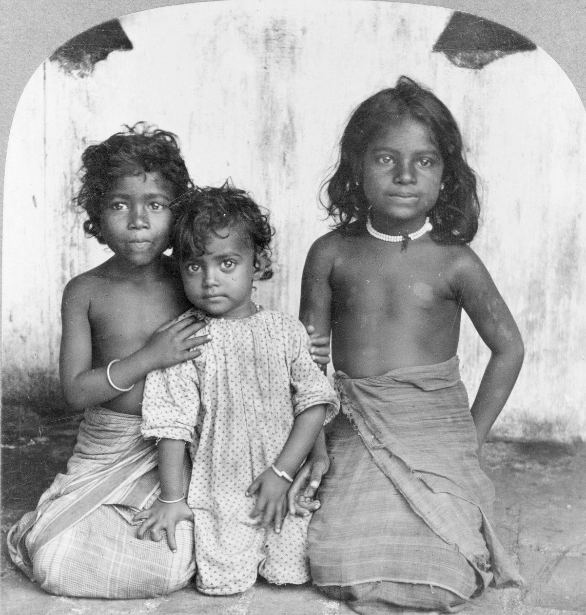 Portræt af tre unge singalesiske piger, ca. 1905 (s/h-foto) af Keystone View Company
