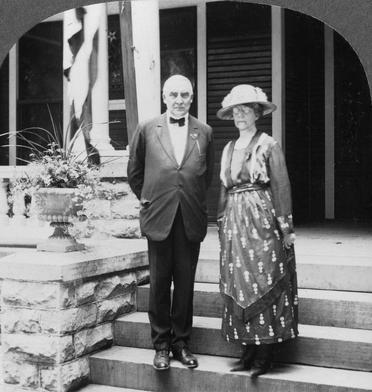 Præsident og fru Harding i deres hjem, Marion, Illinois, USA, c1921-c1923 af Keystone View Company