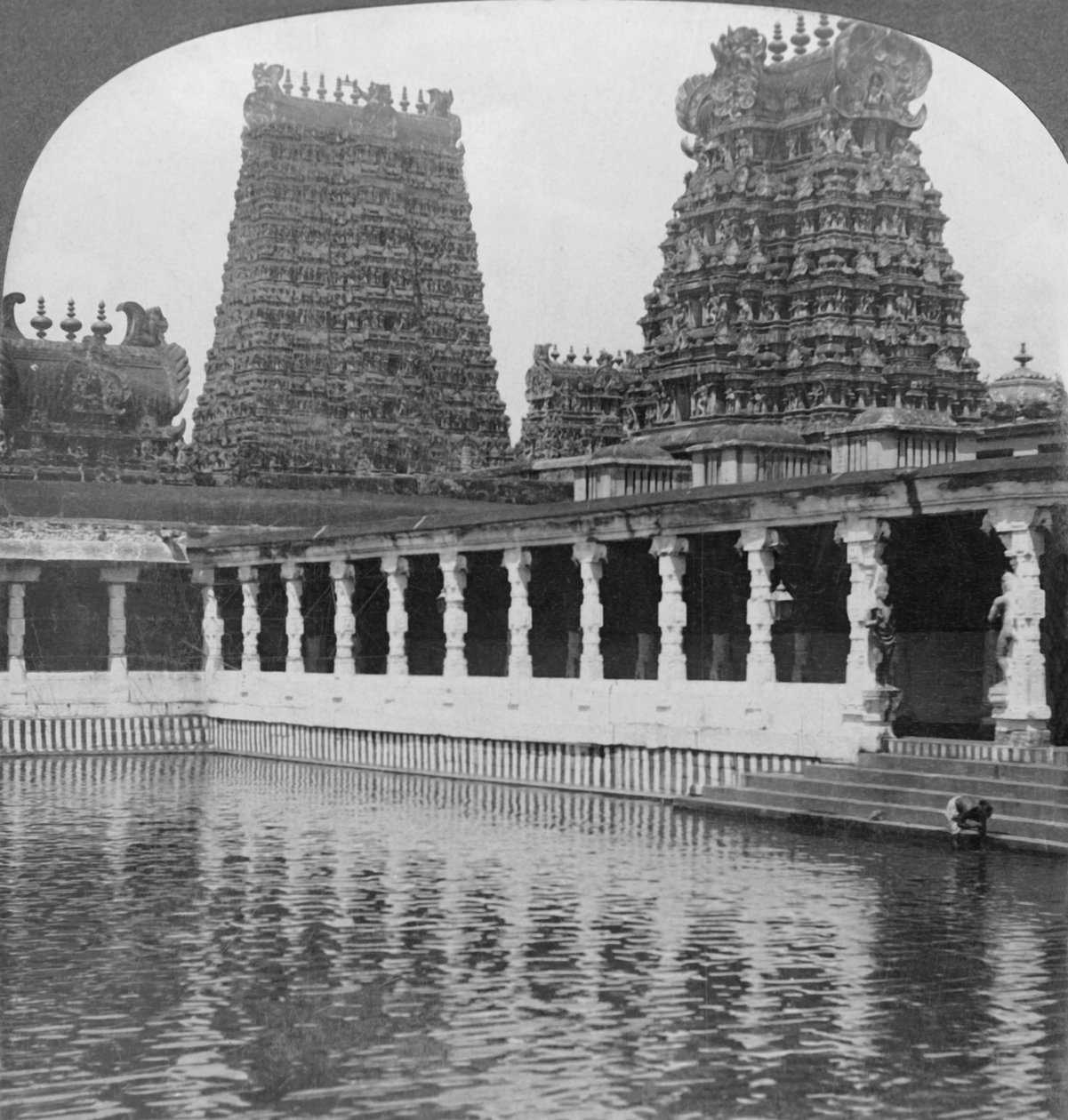 Sacred Gold Lily Lake and Pagodas - Great Temple to Siva, Madura, South India, 1901. af Keystone View Company