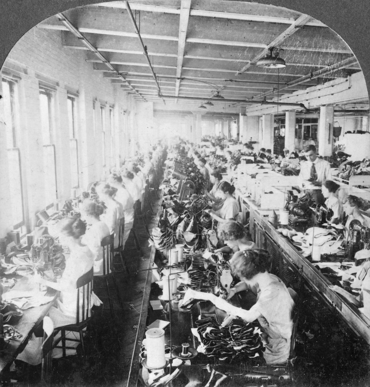 Systue i en stor skofabrik, Syracuse, New York, USA, begyndelsen af det 20. århundrede af Keystone View Company