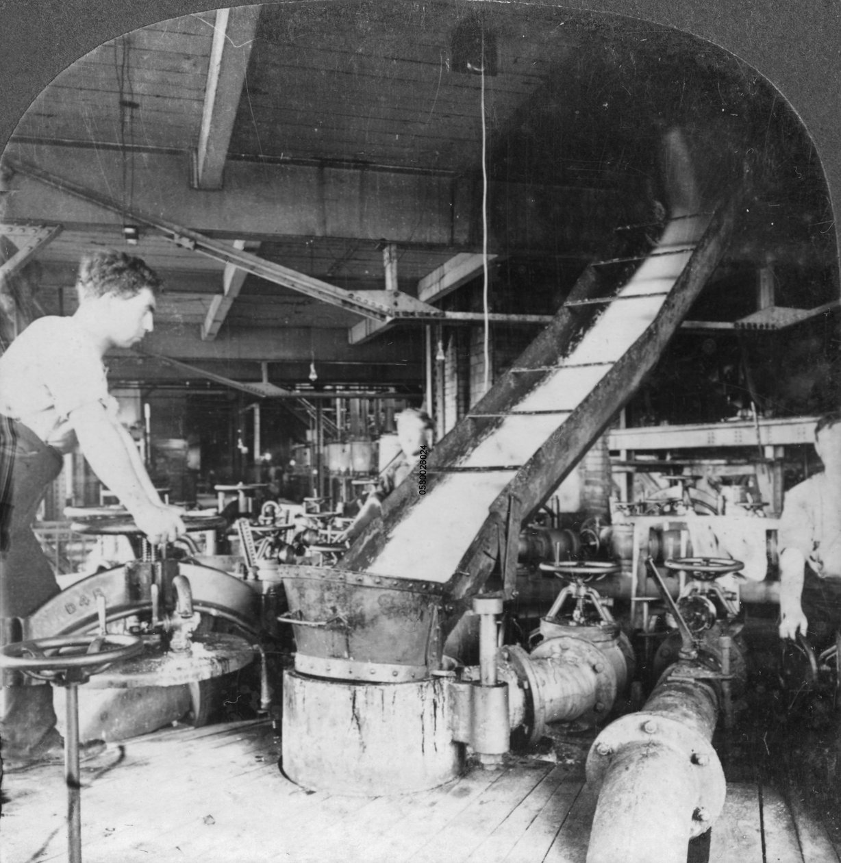 Sukkerroemasse og saft strømmer fra tank til tank, Montreal, Canada, begyndelsen af det 20. århundrede af Keystone View Company
