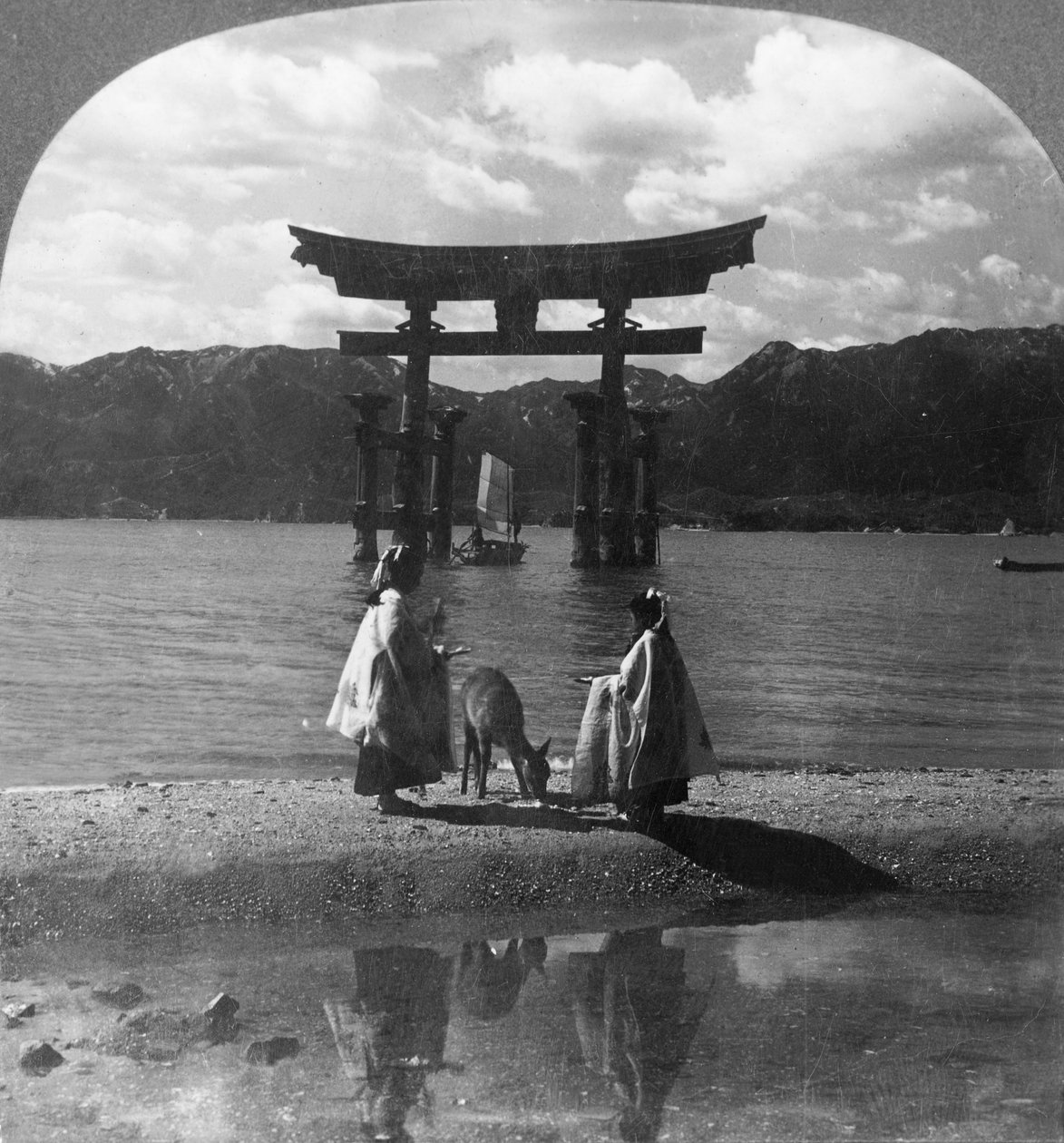 Den langt berømte Seagirt Torii fra Miyajima. Malerisk indgang til den berømte Shinto-helligdom, Japan, 1905. af Keystone View Company
