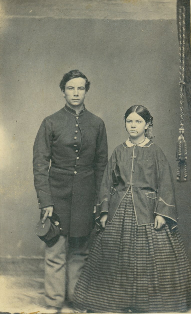 Portræt i fuld længde af uidentificeret unionsoldat i uniform og kvinde iført kjole af Kilbourn Leroy Gates