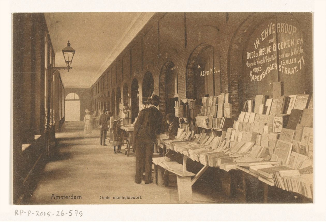 Bogstall af Aaron Eliazer van Kollem i Oudemanhuispoort Amsterdam Old Manhuispoort (titel på objekt) af Knackstedt and Näther