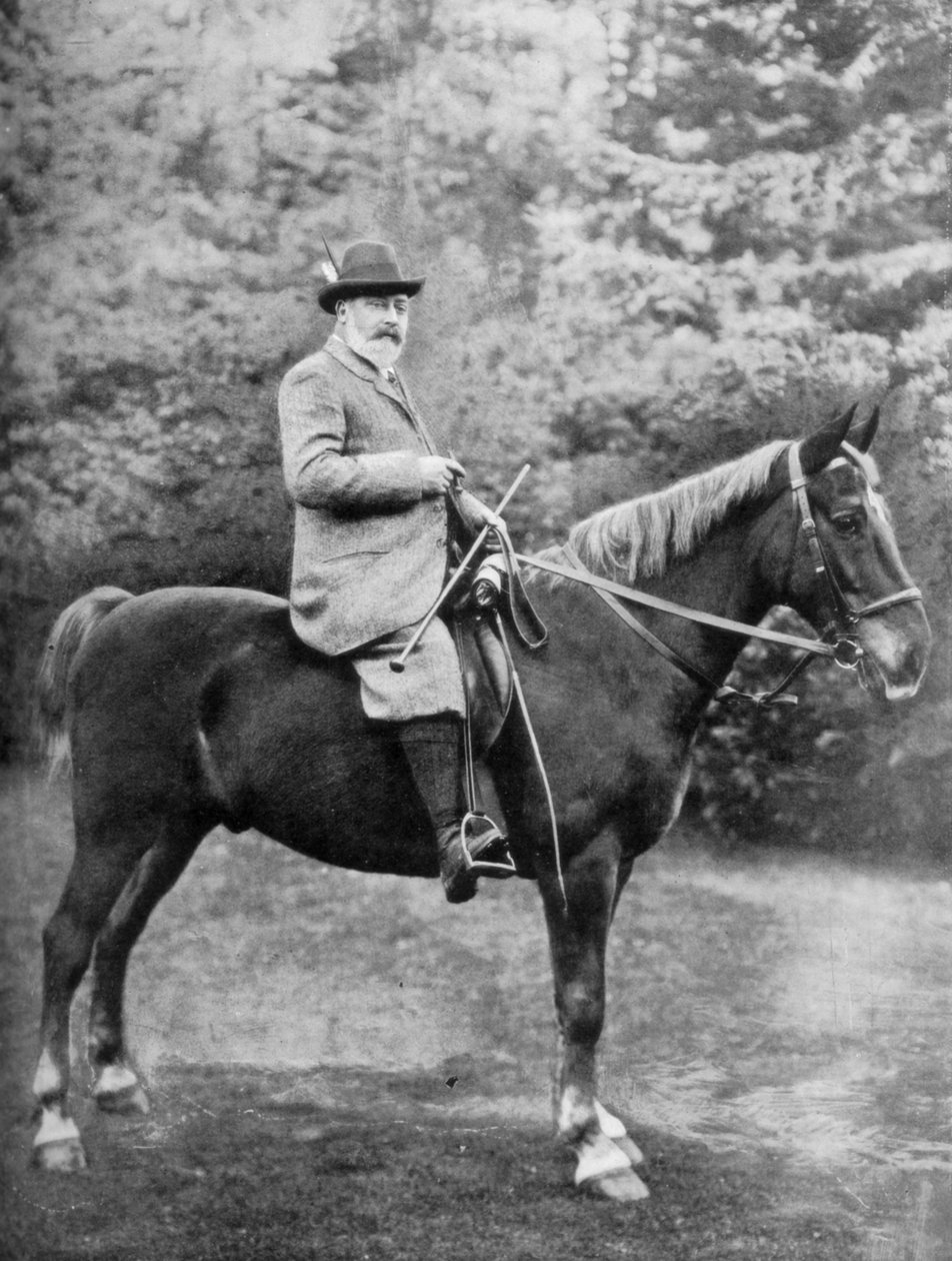 Kong Edward VII rider til dækningerne i Sandringham, Norfolk, c1902-c1910 1910 af Knights Whittome