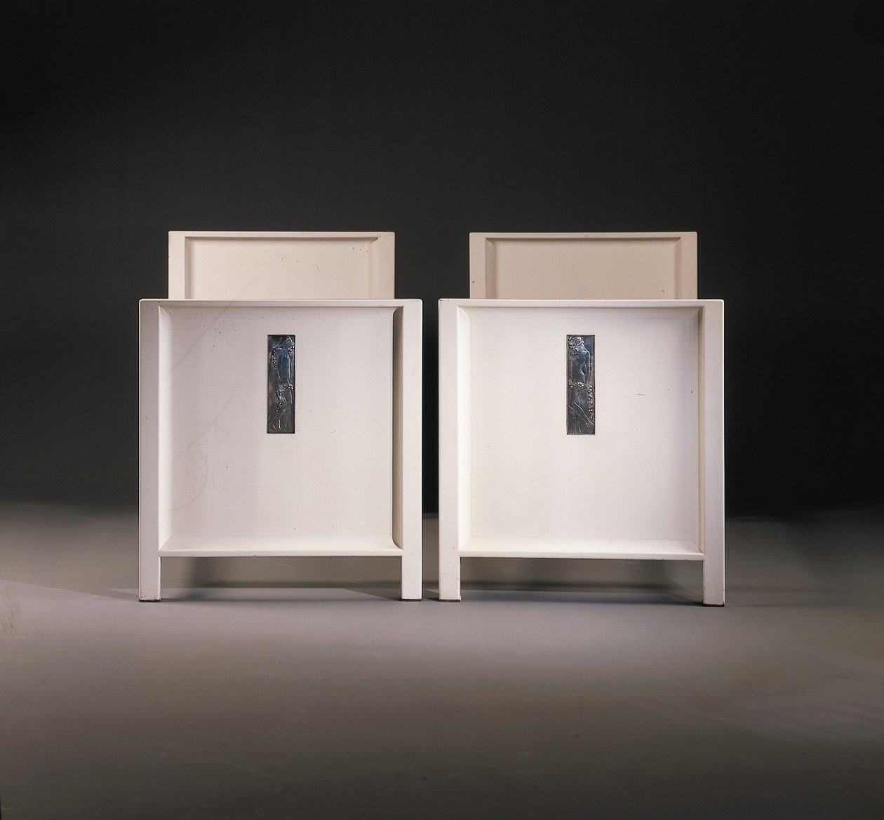 Et par Wiener Werkstatte enkeltsenge, ca. 1904 (malet træ) af Koloman Moser