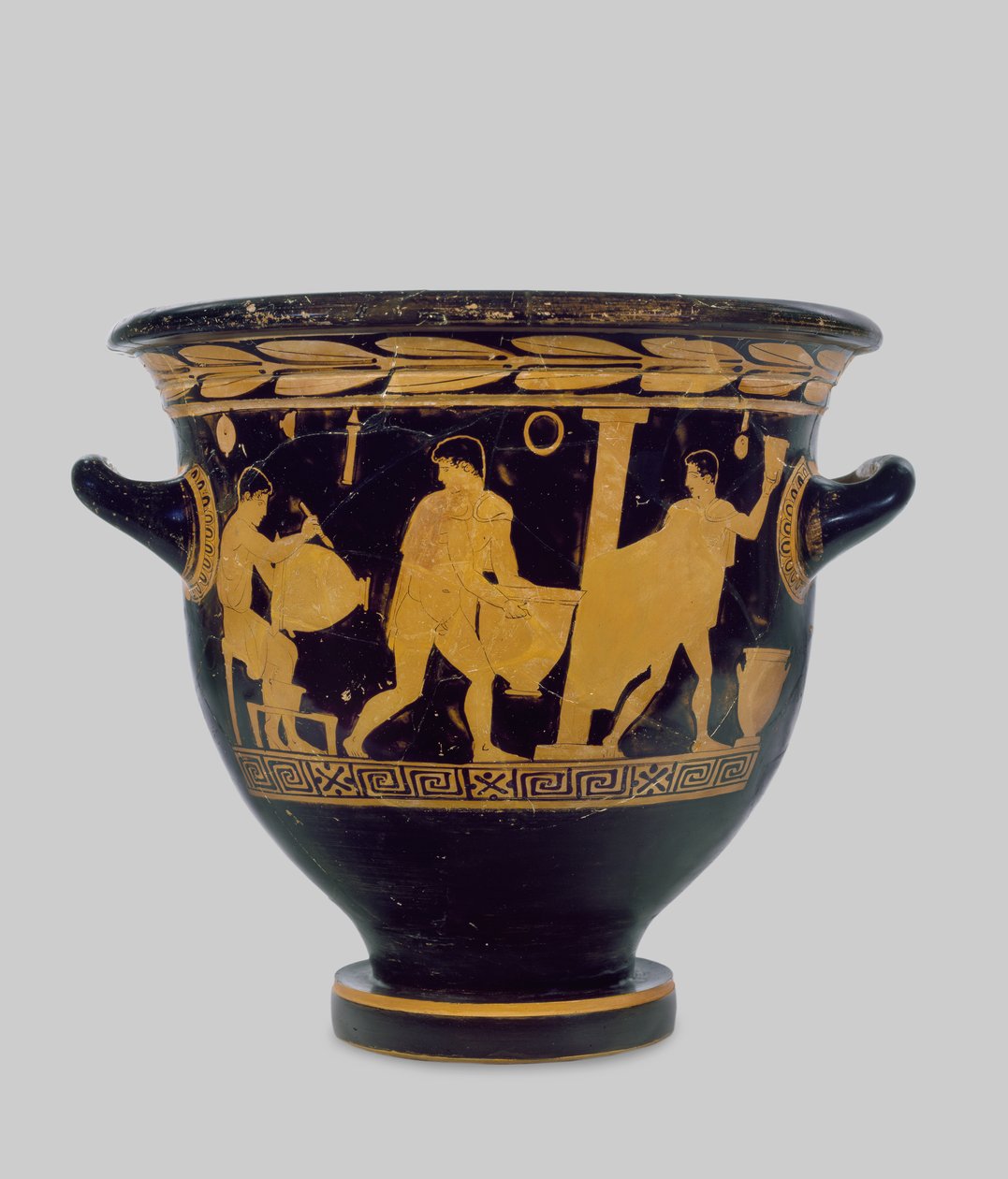 Attic rødfigur klokkekrater, dekoreret med det indre af et keramikerværksted, ca. 430-425 f.Kr. (keramik) (for detaljer se 100557) af Komaris Painter