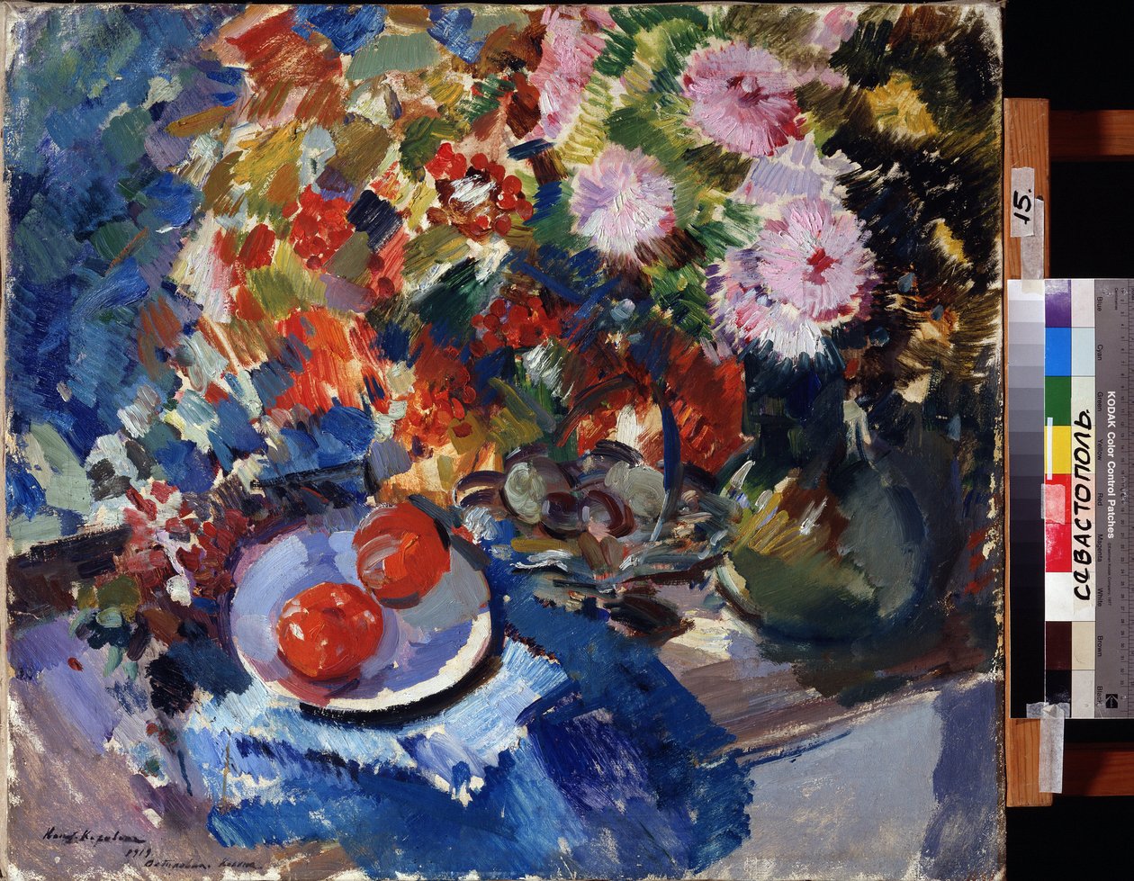 Asters og tomater (Asters og tomater). Stilleben, med en stor buket blomster og en tallerken med to tomater, placeret på et bord. Maleri af Konstantin Alexeyevich Korovin (Constantin Korovin) (1861-1939), olie på lærred af Konstantin Alekseevich Korovin