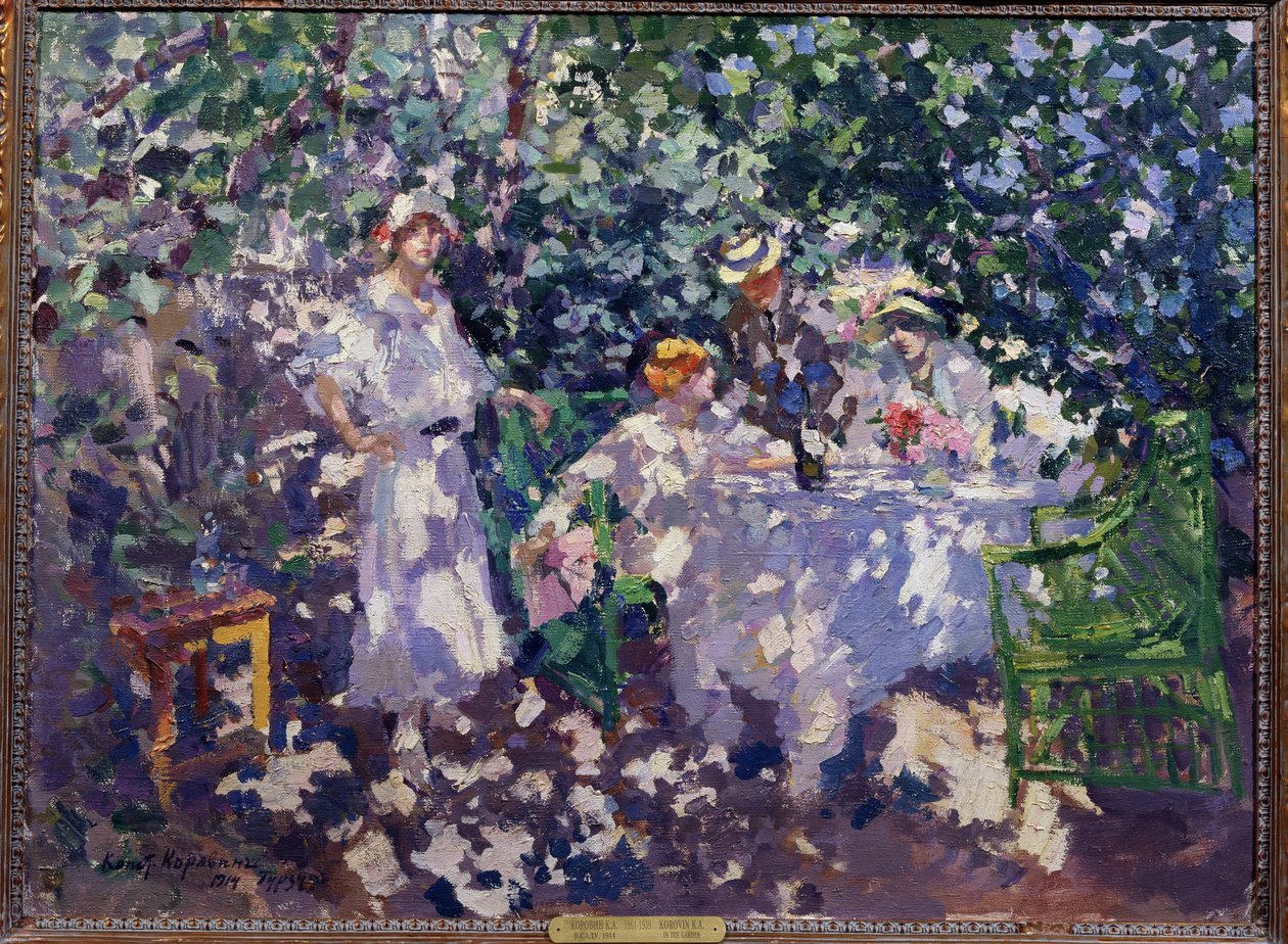 I haven (I haven). Et bord dækket i lundene om sommeren drager tre unge kvinder og en mand, der sidder, iført stråhatte, fordel af skyggen. Maleri af Konstantin Alexeyevich Korovin (Constantin Korovin) (1861-1939), olie af Konstantin Alekseevich Korovin