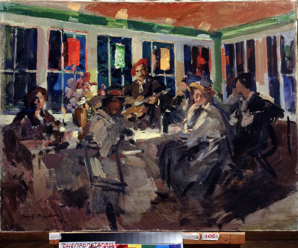 På en cafe (på en café). Kvinder siddende nær en karnap, oplyst med farvede lanterner, ledsaget af en guitarist. Maleri af Konstantin Alexeyevich Korovin (Constantin Korovin) (1861-1939), olie på lærred af Konstantin Alekseevich Korovin