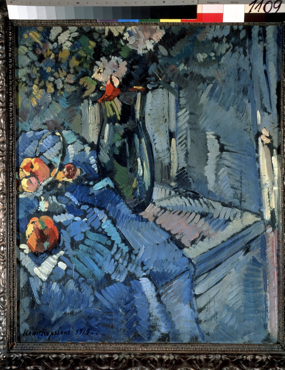 Blomster og Frugter. Stilleben, et hjørne af bordet med en halvfoldet dug, hvorpå der er anbragt frugter og en vase med blomster. Værk af Konstantin Alexeyevich Korovin (Constantin Korovin) (1861-1939), tempera på pap af Konstantin Alekseevich Korovin