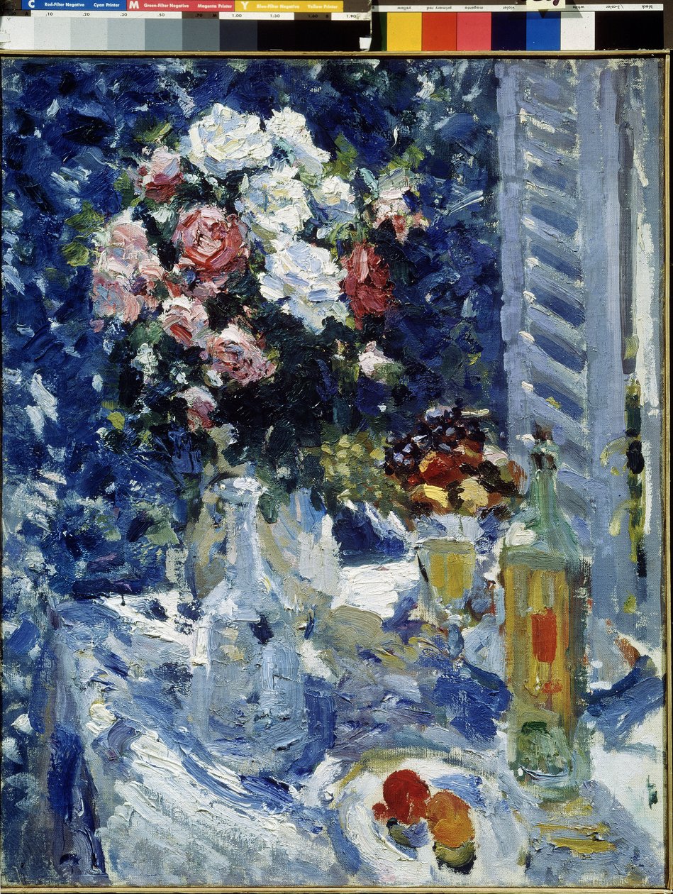 Blomster og frugter. (Blomster og frugter). Stilleben med en buket, en tallerken frugt, en karaffel, en flaske og et glas foran et vindue med en træskodder. Maleri af Konstantin Alexeyevich Korovin (Constantin Korovin) (1861-1939), olie på lærred af Konstantin Alekseevich Korovin