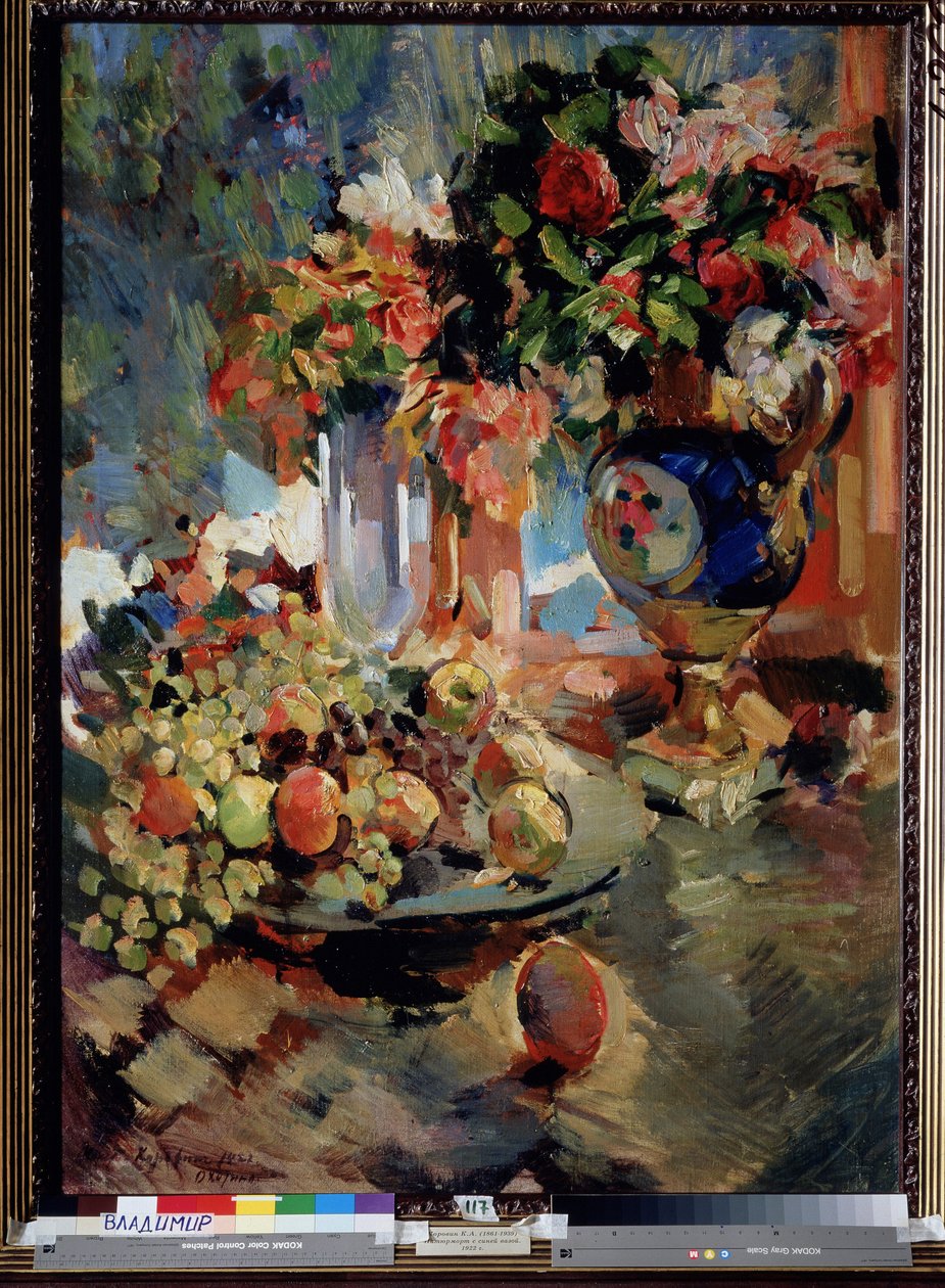Stilleben med en blå vase. På et bord, et fad fyldt med frugt (druer og æbler) med to buketter af blomster. Maleri af Konstantin Alexeyevich Korovin (Constantin Korovin) (1861-1939), olie på lærred af Konstantin Alekseevich Korovin