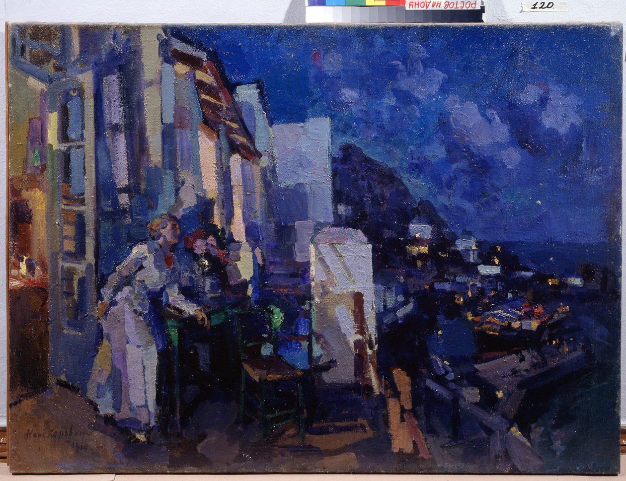 Aften på verandaen. En kvinde drager fordel af panoramaet over byen, som strækker sig ud i natten foran hendes terrasse. Maleri af Konstantin Alexeyevich Korovin (Constantin Korovin) (1861-1939), olie på lærred af Konstantin Alekseevich Korovin