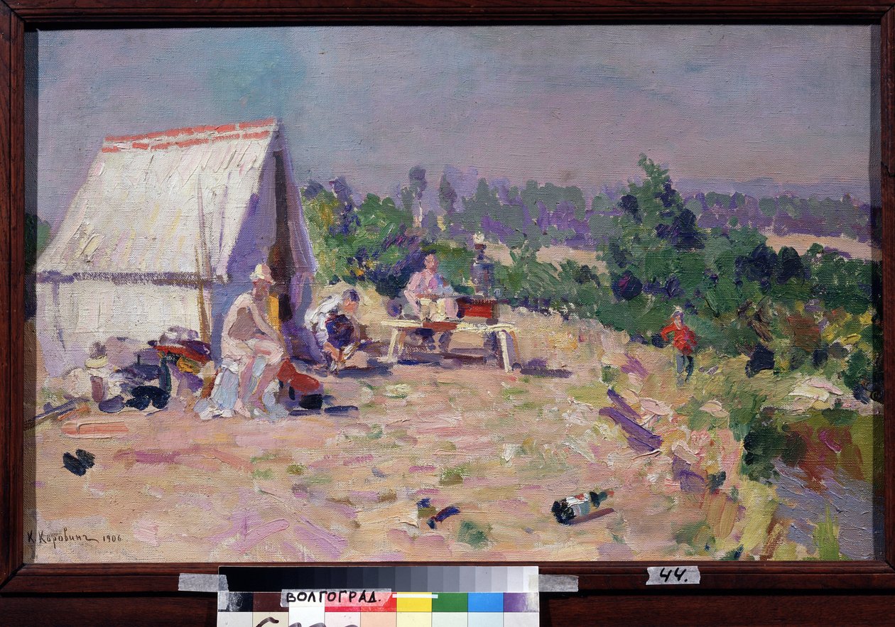 En picnic (picnic). (Ved Picnic). Scene for familielivet, ved kanten af ​​en flod, er et telt og nogle foldemøbler installeret i solen, til en udendørs frokost og en dag med afslapning. Noget affald strøet ud på jorden. Maling af af Konstantin Alekseevich Korovin