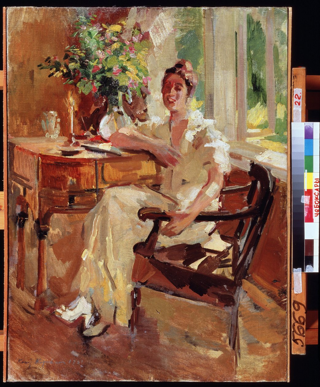 A Woman in an Armchair (A Lady in an Armchair). Portræt af en munter ung kvinde, lænet på sit skrivebord, med en buket blomster. Maleri af Konstantin Alexeyevich Korovin (Constantin Korovin) (1861-1939), olie på lærred af Konstantin Alekseevich Korovin