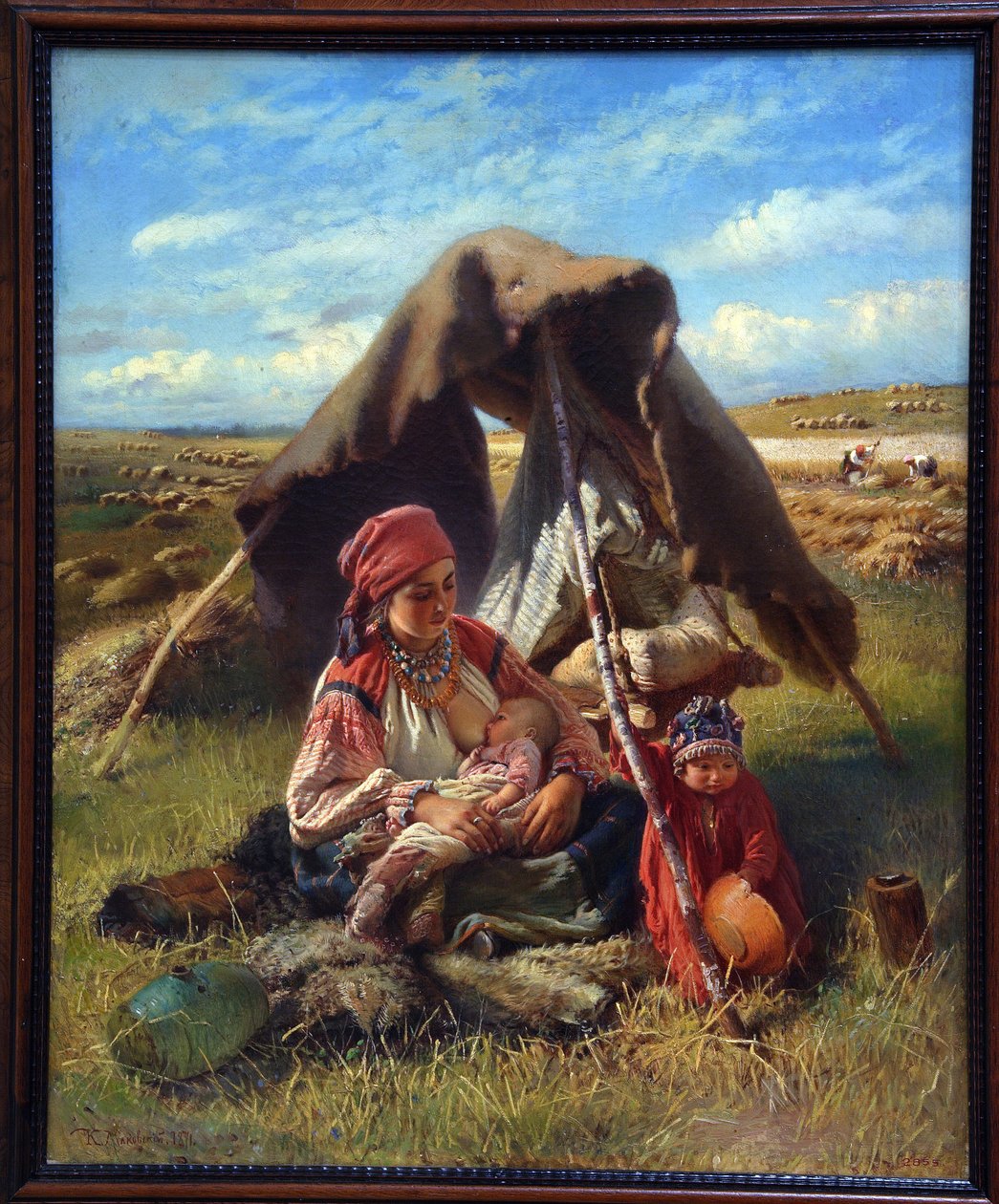 Reaper. Under høsten ammer en kvinde sin nyfødte, mens hun ser et andet barn, der knap er ældre, i baggrunden, hvor bønderne arbejder på markerne. Maleri af Konstantin Yegorovich Makovsky (Constantin Makovsky) (1839-1915), af Konstantin Egorovich Makovsky
