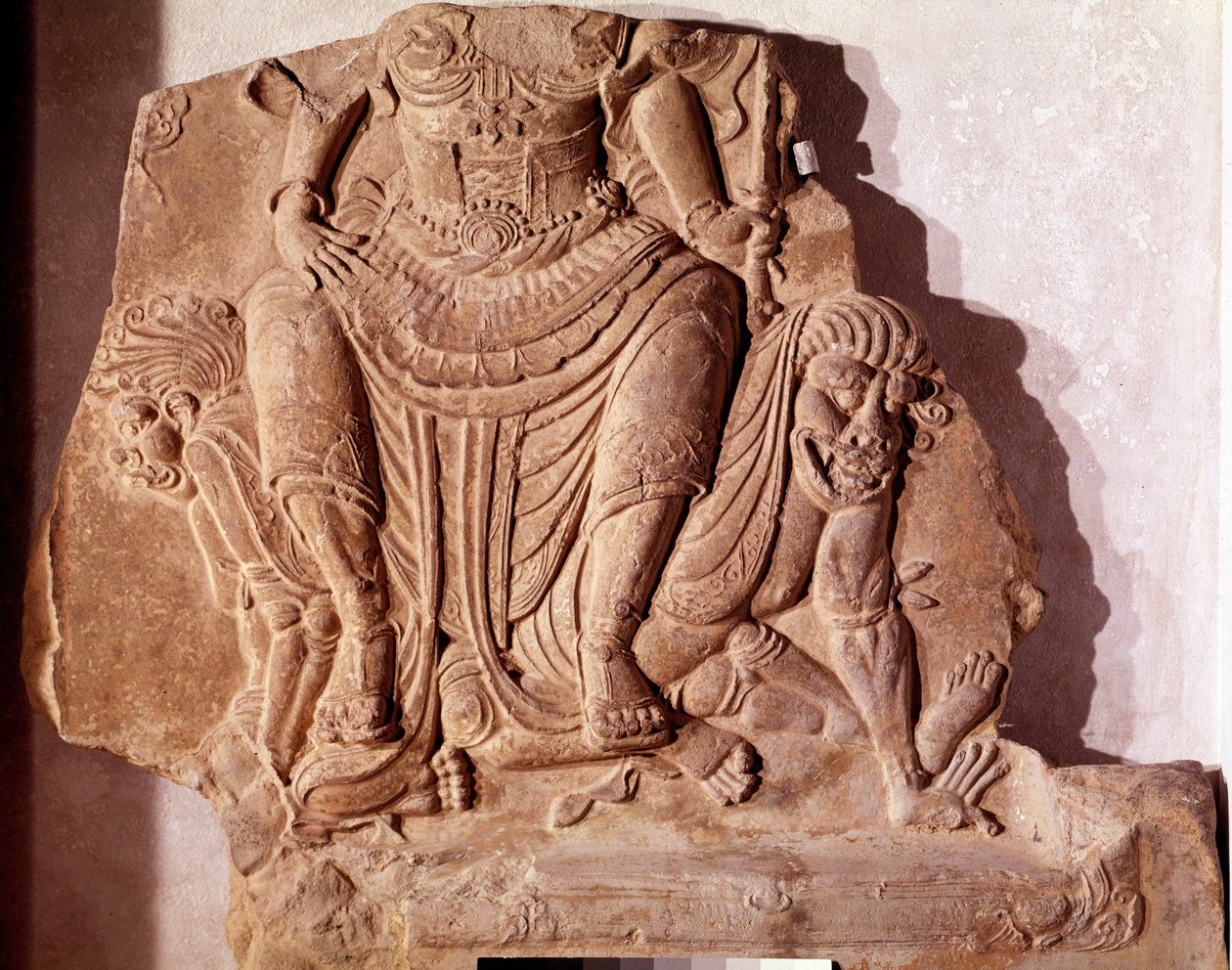 Art Coreen: lermursten stemplet, der viser en herre eller guddom, der dominerer de ondartede kræfter. Silla periode, 7. århundrede. Koreas Nationalmuseum af Korean School