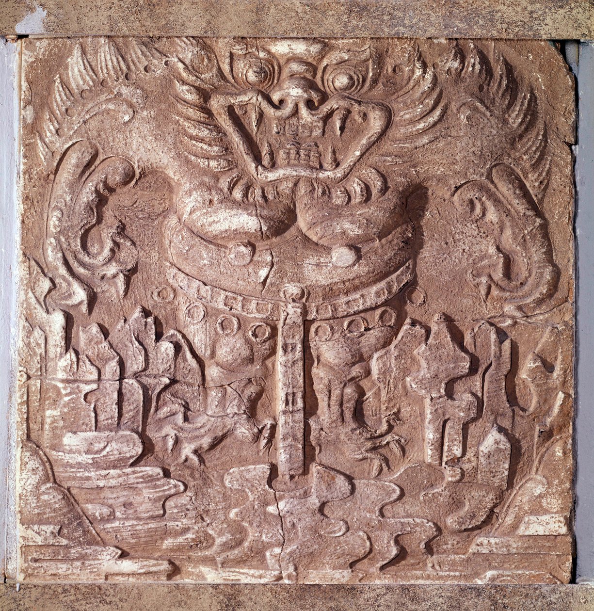 Art coreen: grå terracotta mursten, der forestiller et monster. Kongeriget Paekche (eller Paikchei eller Baekje), Korea. 7. århundrede. Koreas Nationalmuseum af Korean School