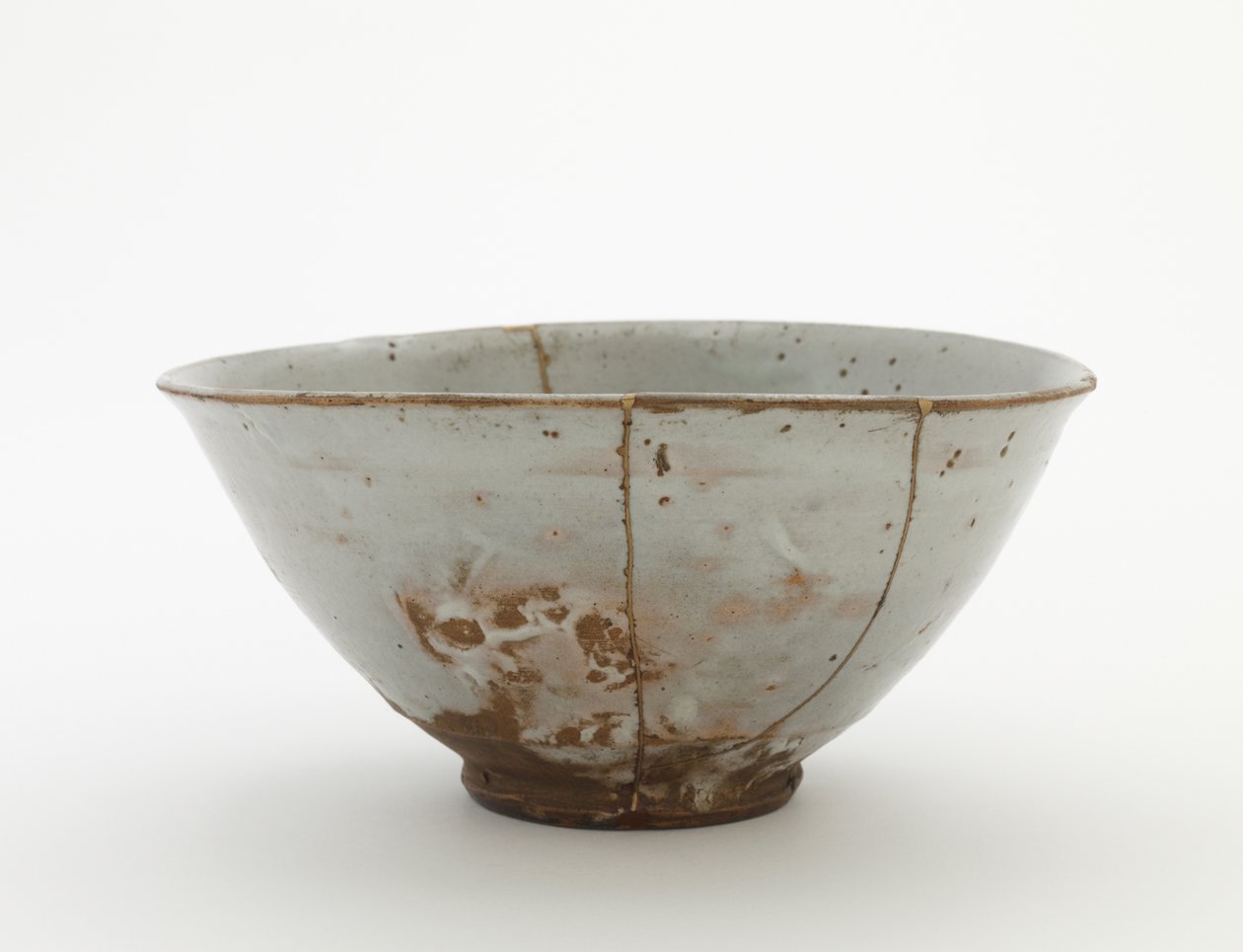 Skål, slutningen af det 16.-begyndelsen af det 17. århundrede (porcelæn med gennemskinnelig glasur, guld- og rødlakreparationer) af Korean School