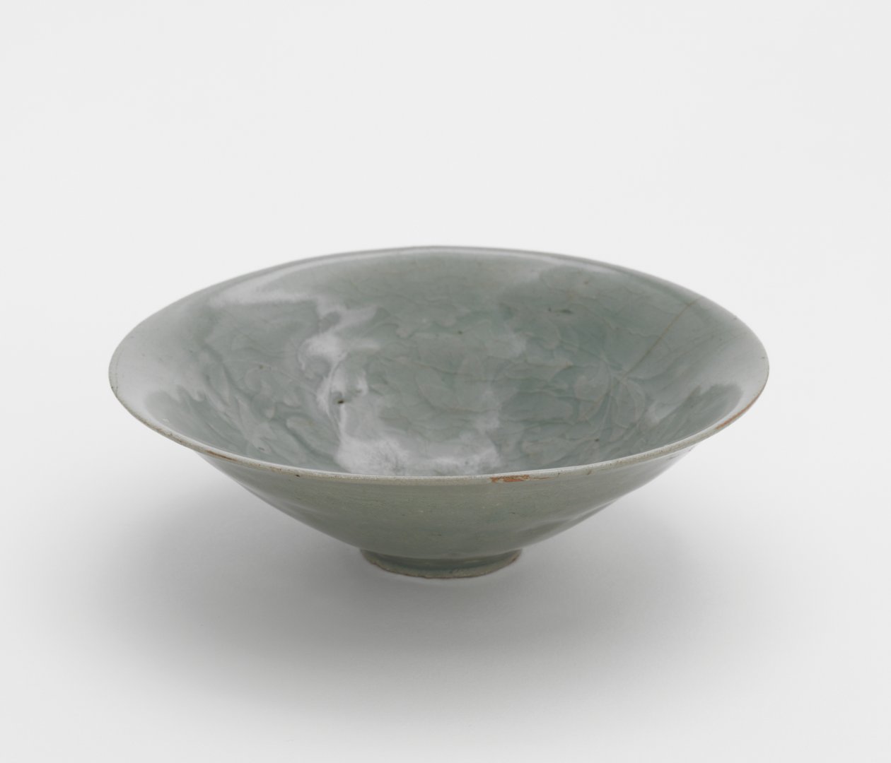 Skål med formstøbt pæonvinscroll design, første halvdel af det 12. århundrede (stentøj med celadon glasur) af Korean School