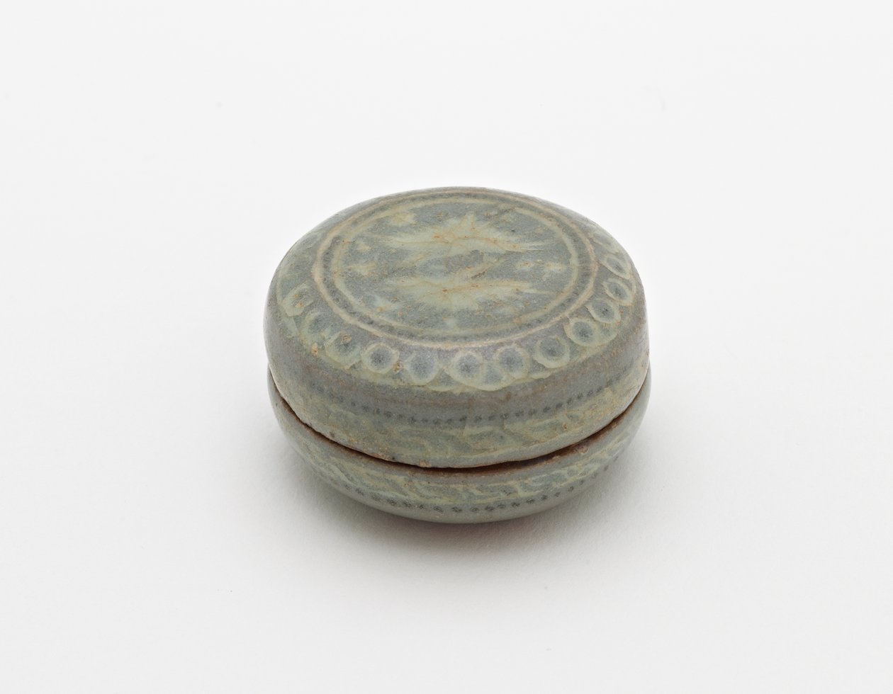 Æske med indlagt design af parrede kraner og skyer, første halvdel af 1200-tallet (stentøj med hvide og sorte indlæg under celadon glasur) af Korean School
