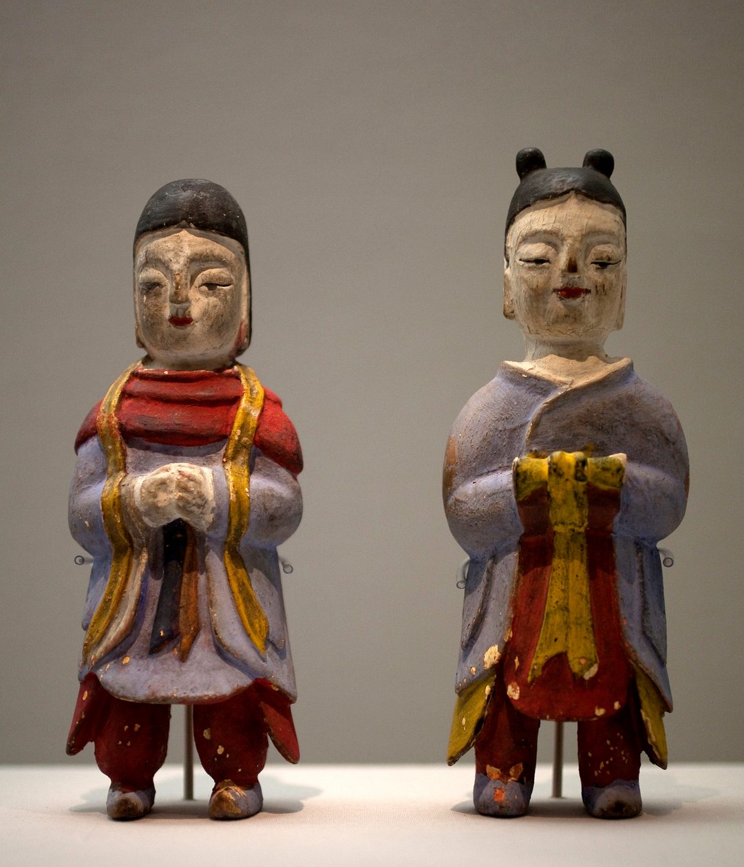 Figurer i shamankostume. Polykrome træstatuetter, kunst coreen af Korean School
