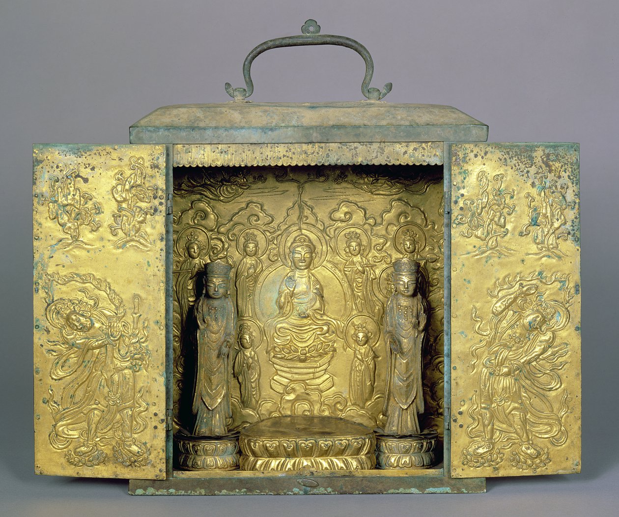 Bærbar buddhistisk helligdom med to stående Bodhisattvaer, en buddhistisk triade og vogterfigur, Koryo-dynastiet (forgyldt bronze med indskåret og repouse-dekoration) af Korean School