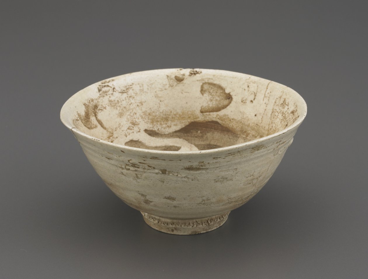 Teskål (koraijawan), anden halvdel af 1500-tallet (porcelæn med gennemsigtig glasur, reparationer af guldlak) af Korean School