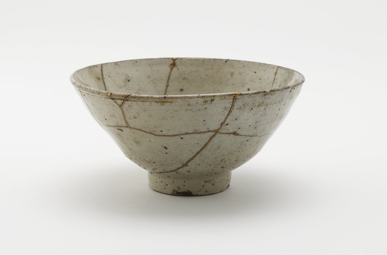 Teskål (koraijawan), anden halvdel af 1500-tallet (porcelæn med gennemsigtig, lyseblå glasur, reparationer af guldlak) af Korean School