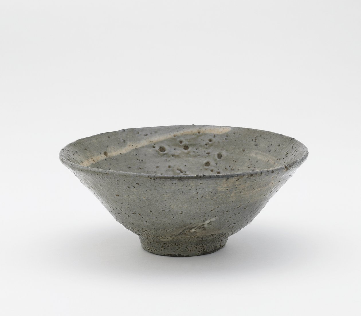 Teskål, Totoya-type, Kyongsang Namdo-provinsen, Korea, Choson-periode, slutningen af det 16.-begyndelsen af det 17. århundrede (stentøj med børstet-slip-dekoration under feldspatisk glasur) af Korean School