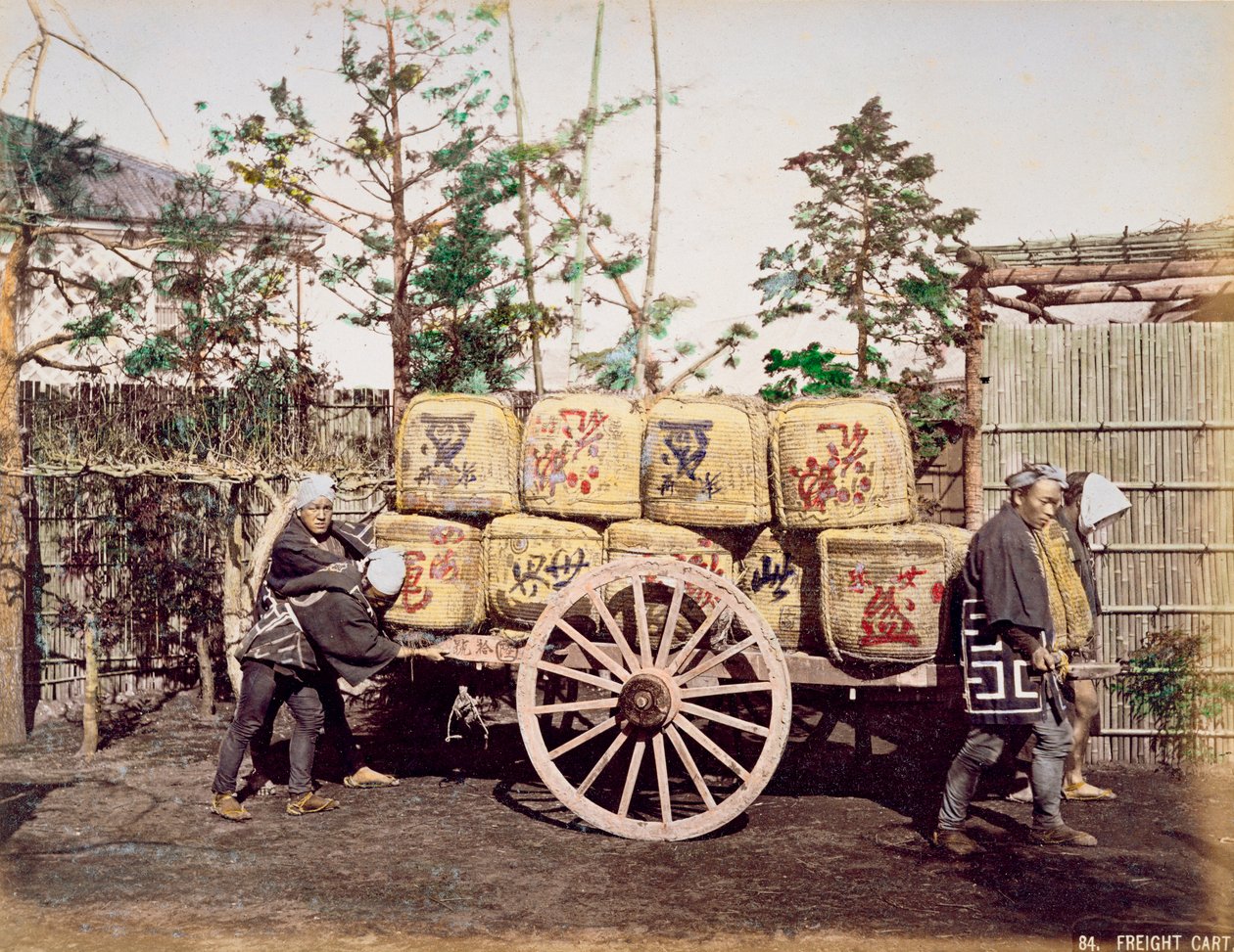 Fragt bliver transporteret på en håndtrukket vogn (håndfarvet albumin print på kort) af Kusakabe Kimbei
