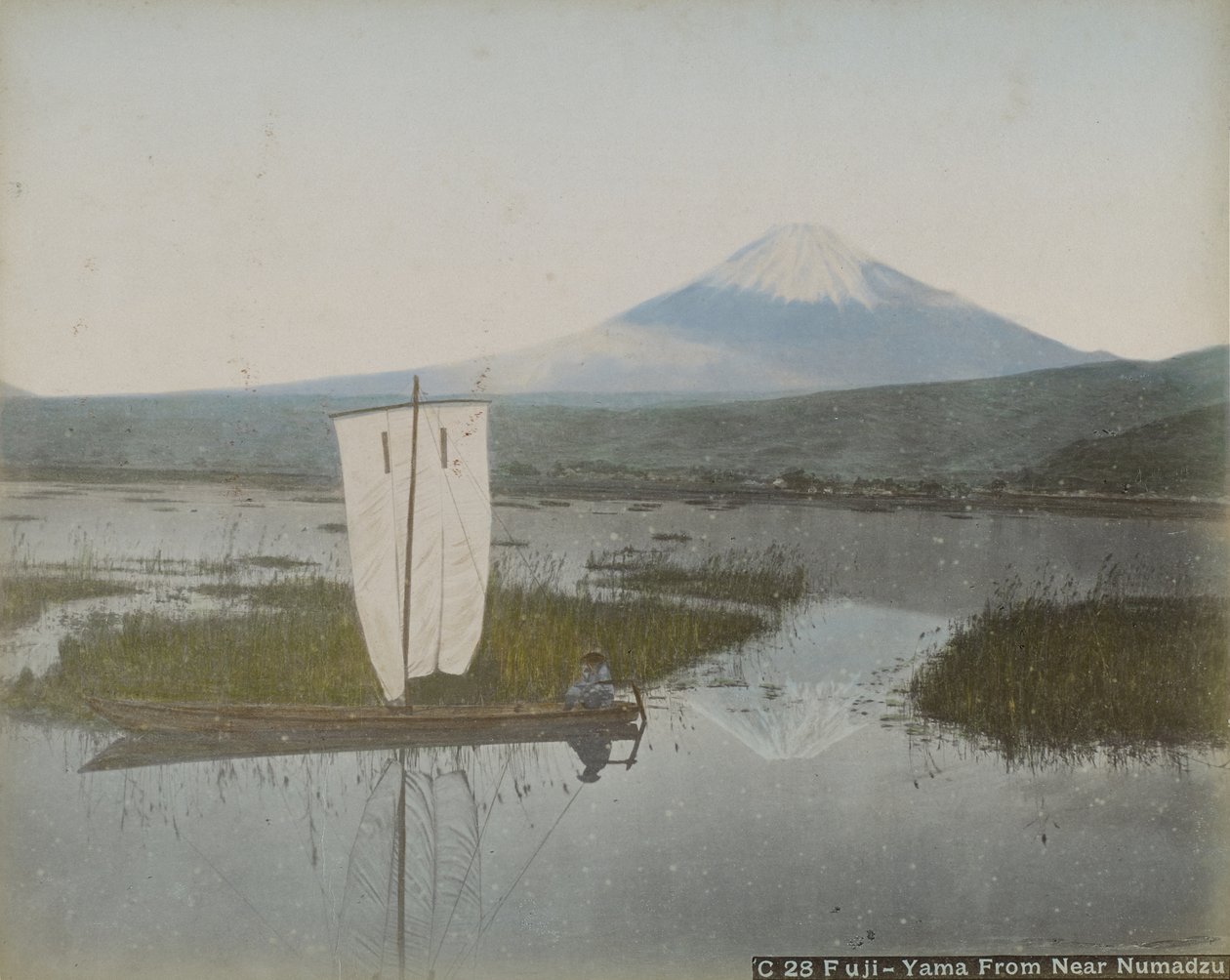 Fuji-Yama fra nærheden af Numadzu, ca.1890 (albumen-sølvtryk med påført farve) af Kusakabe Kimbei