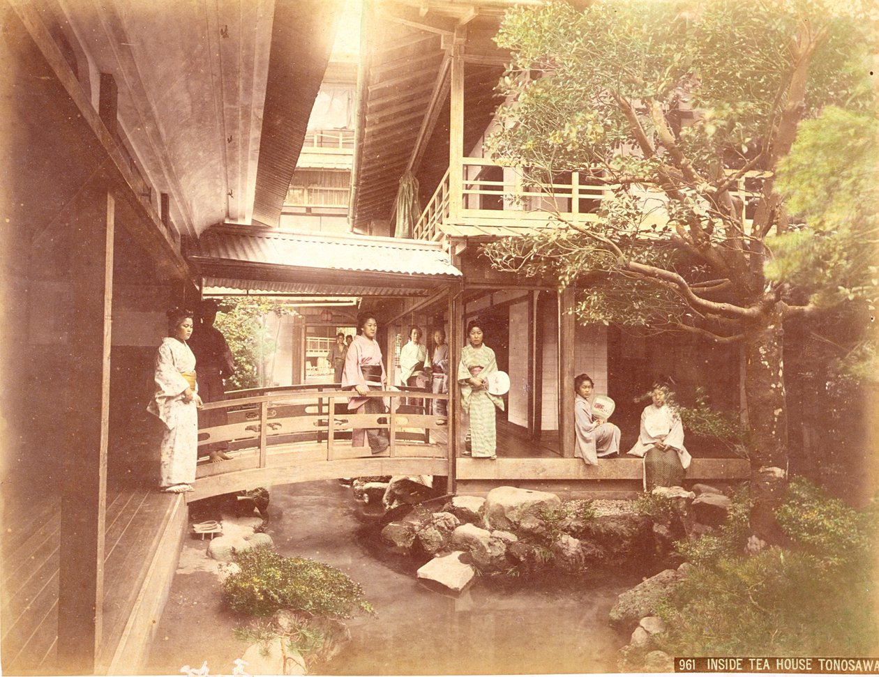Geishaer i et tehus ved Tonosawa (håndfarvet albumin print på kort) af Kusakabe Kimbei