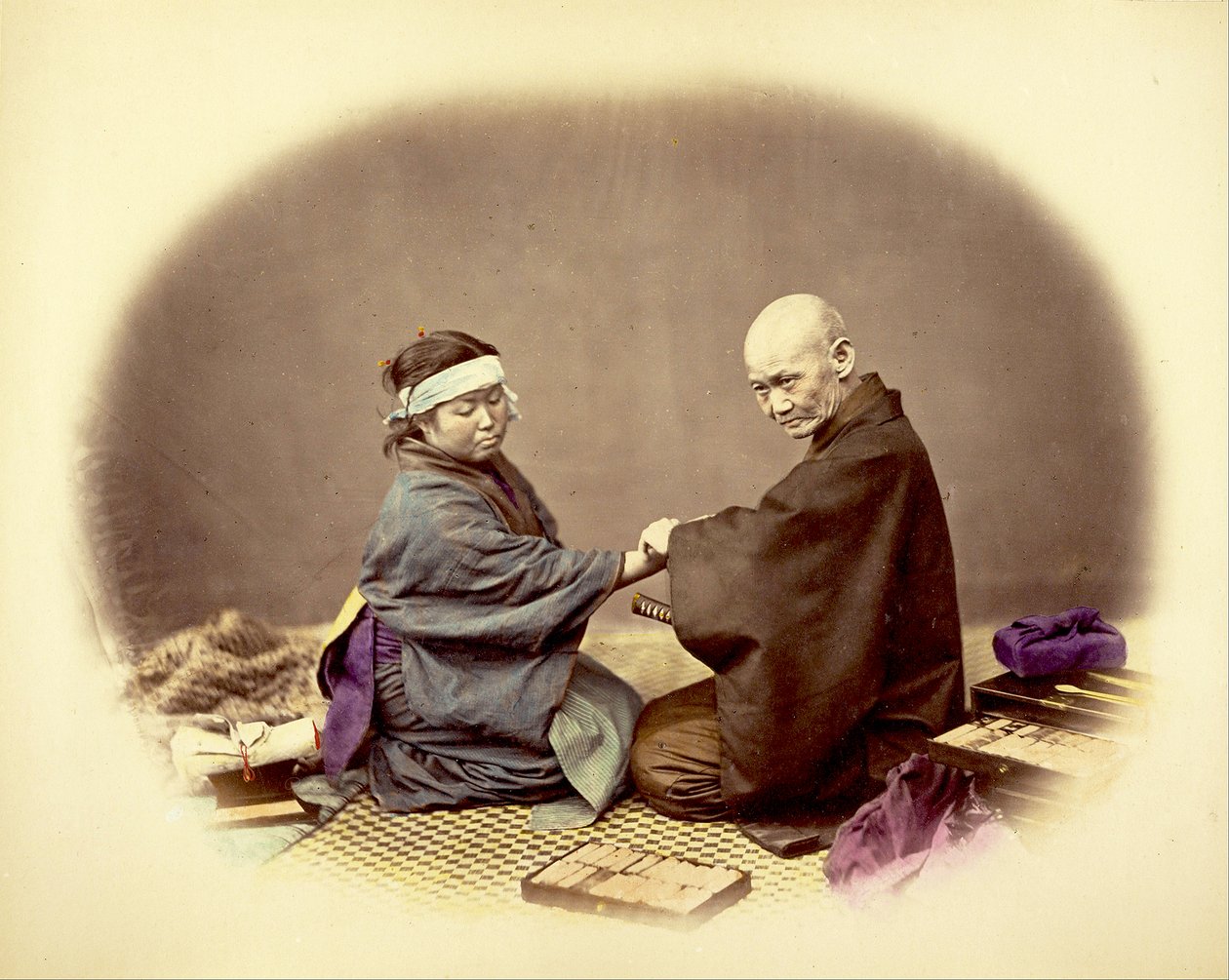 Japansk læge og hans patient, ca.1890 (håndkoloreret albumenprint) af Kusakabe Kimbei