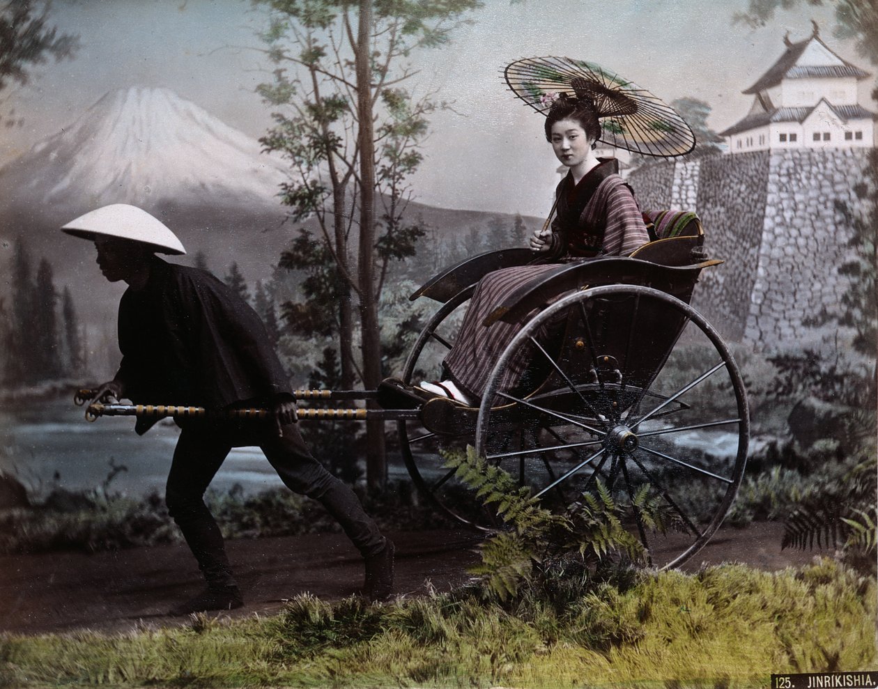 Ung japansk kvinde i en rickshaw, ca. 1890 (farvet foto) af Kusakabe Kimbei