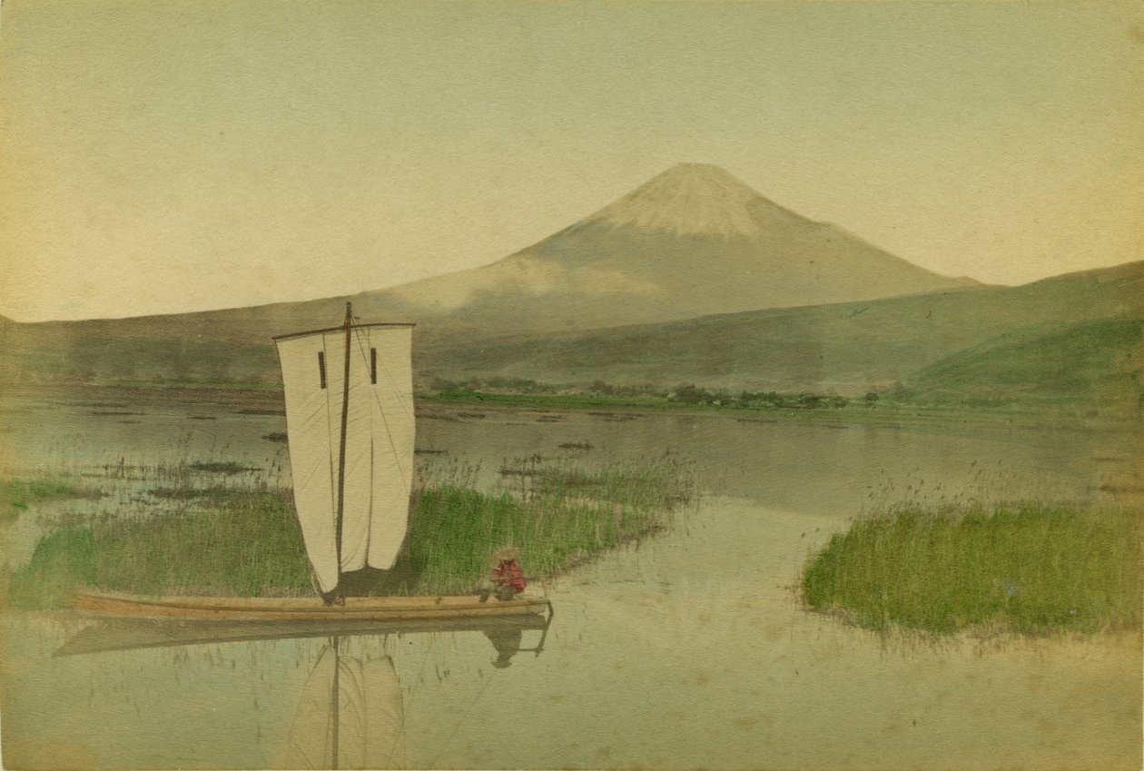Japan: Fuji-Yama-bjerget (Fuji Yama) med en sejlbåd i forgrunden på Hokome-søen af Kusakabe Kimbei