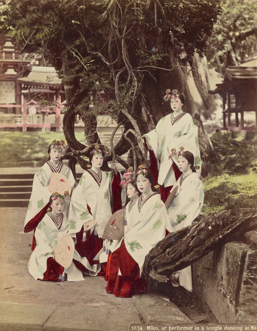 Miko, eller optræder i et tempel, danser i Nara, ca.1890 af Kusakabe Kimbei