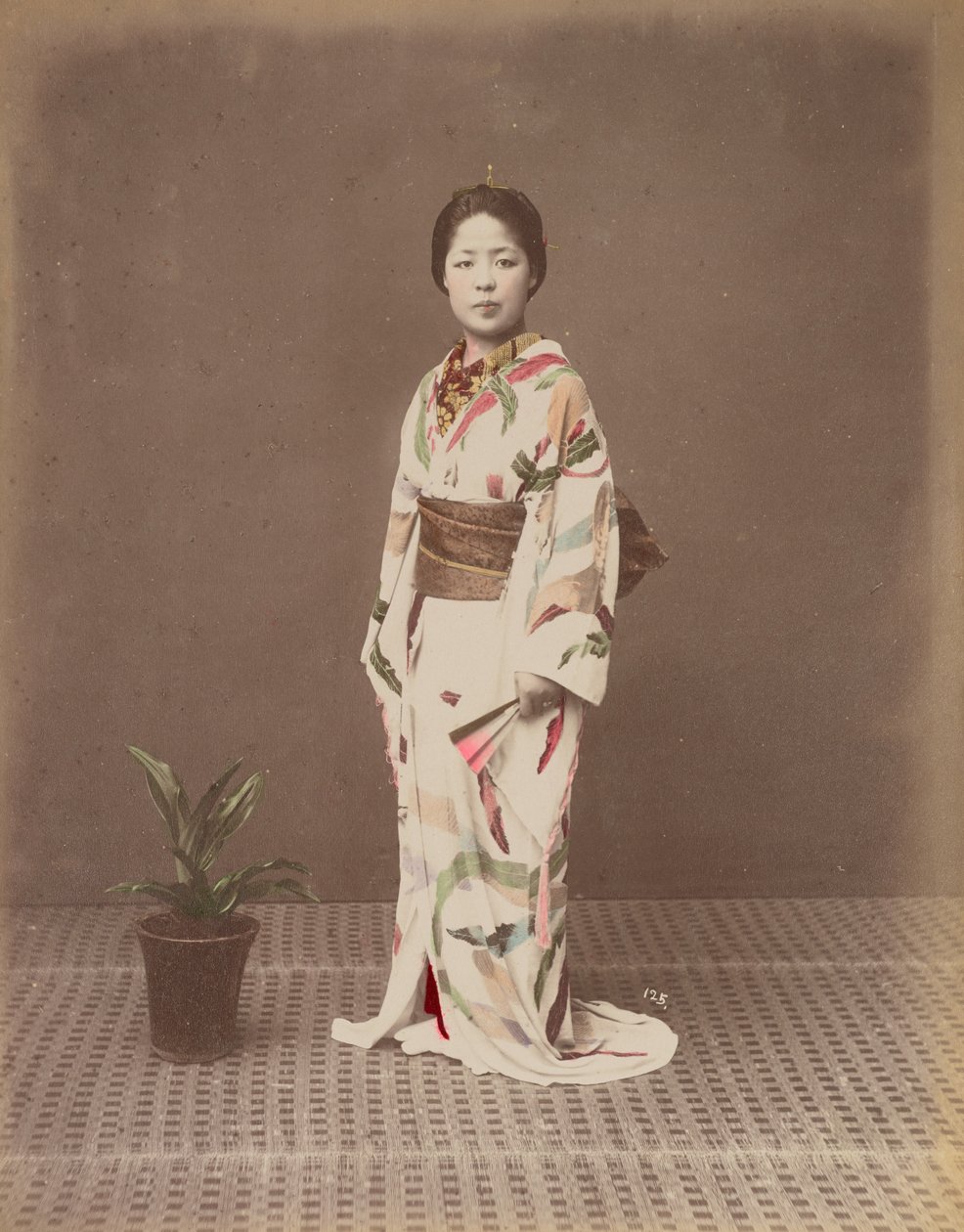 [Kvinde med potteplante] af Kusakabe Kimbei