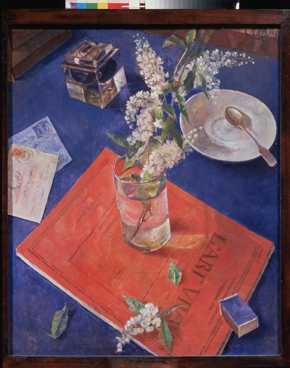 Kirsebærgren i et glas. Under vandglasset en rød notesbog med titlen ""Levende kunst"". Maleri af Kuzma Sergeyevich Petrov Vodkin (Petrov-Vodkin) (Kouzma Petrov Vodkin) (Petrov-Vodkin) (1878-1939), olie på lærred af Kuzma Sergeevich Petrov Vodkin