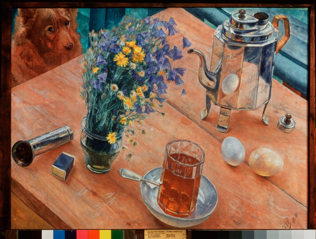 Morgen stilleben. (Glas te og tekande, æg, en tændstikæske og en buket vilde blomster, placeret på et bord, observeret af en hund). Maleri af Kuzma Sergeyevich Petrov Vodkin (Petrov-Vodkin) (Kouzma Petrov Vodkin) (Petrov-V af Kuzma Sergeevich Petrov Vodkin