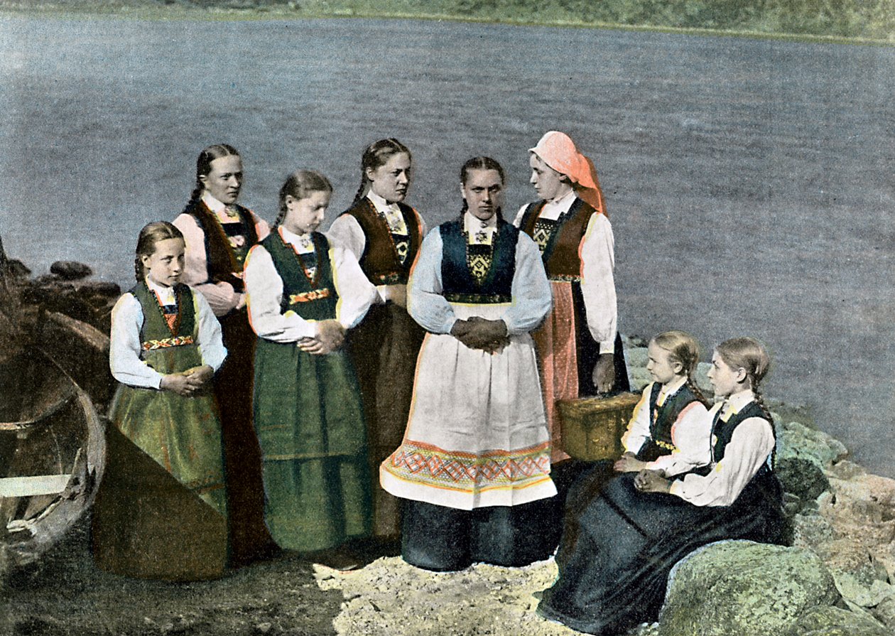 Kvinder og børn i nationaldragt, Sognafjorden, Norge, c1890 af L Boulanger