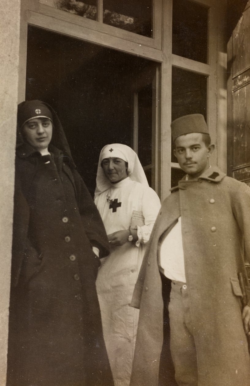 Album af Første Verdenskrig i Friuli-Venezia Giulia: Portræt af to Røde Kors-sygeplejersker med en østrigsk kadetfange i Villa Brazzà, hjemsted for 17 på krigshospitalet i Soleschiano Manzano (s/h-foto) af L. Verdiani