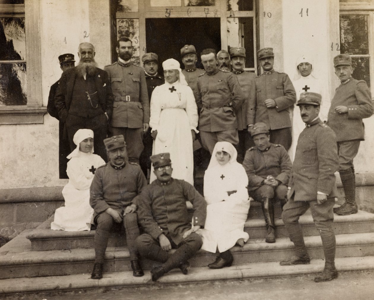 Album af Første Verdenskrig i Friuli-Venezia Giulia: gruppeportræt med officerer og Røde Kors-sygeplejersker under besøget af ridderne af Malta a Villa Brazzà, hjemsted for 17 af krigshospitalet i Soleschiano Manzano, 25/11/1915 ( s/h foto) af L. Verdiani