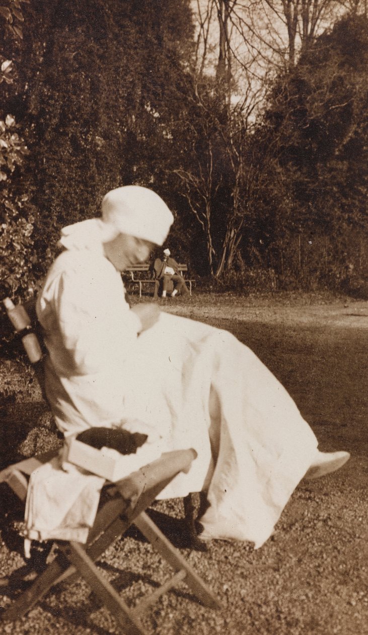 Album af Første Verdenskrig i Friuli-Venezia Giulia: portræt af en Røde Kors-sygeplejerske i parken Villa Brazzà, hjemsted for 17 af krigshospitalet i Soleschiano Manzano (s/h-foto) af L. Verdiani