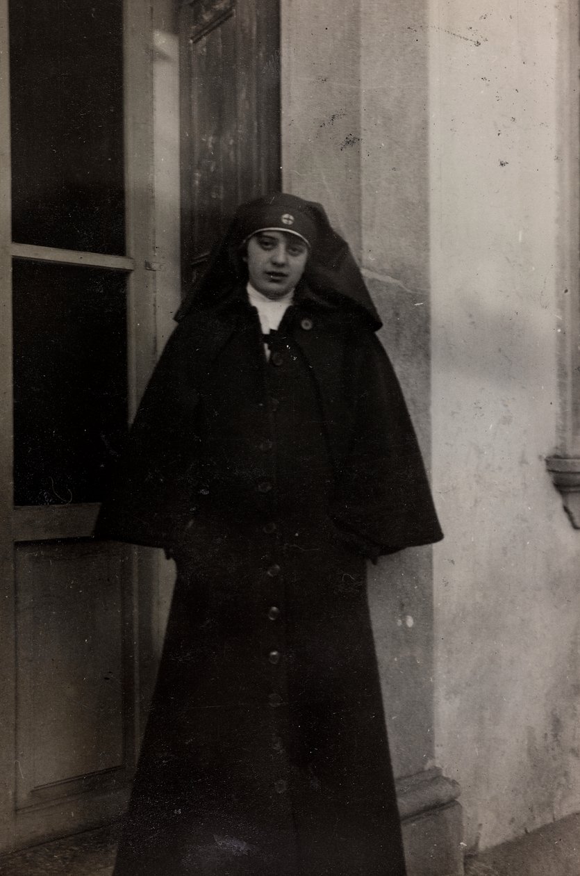 Album af Første Verdenskrig i Friuli-Venezia Giulia: portræt af Røde Kors-sygeplejersken Elena Bianconcini i Villa Brazzà, hjemsted for 17 af krigshospitalet i Soleschiano Manzano (s/h-foto) af L. Verdiani