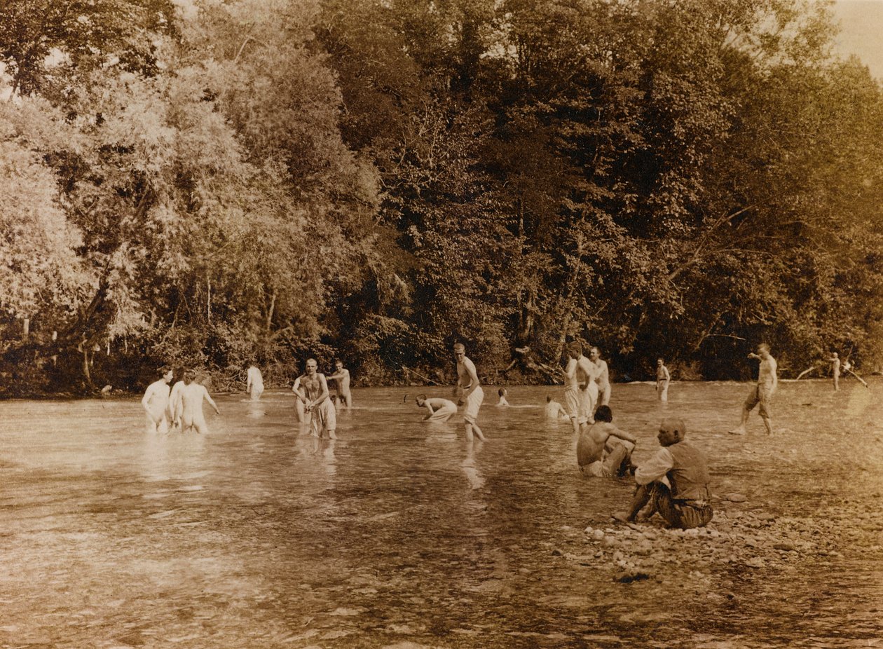 Album af Første Verdenskrig i Friuli-Venezia Giulia: soldater mens de bader i floden Natisone i Premariacco, Udine, Italien (s/h foto) af L. Verdiani
