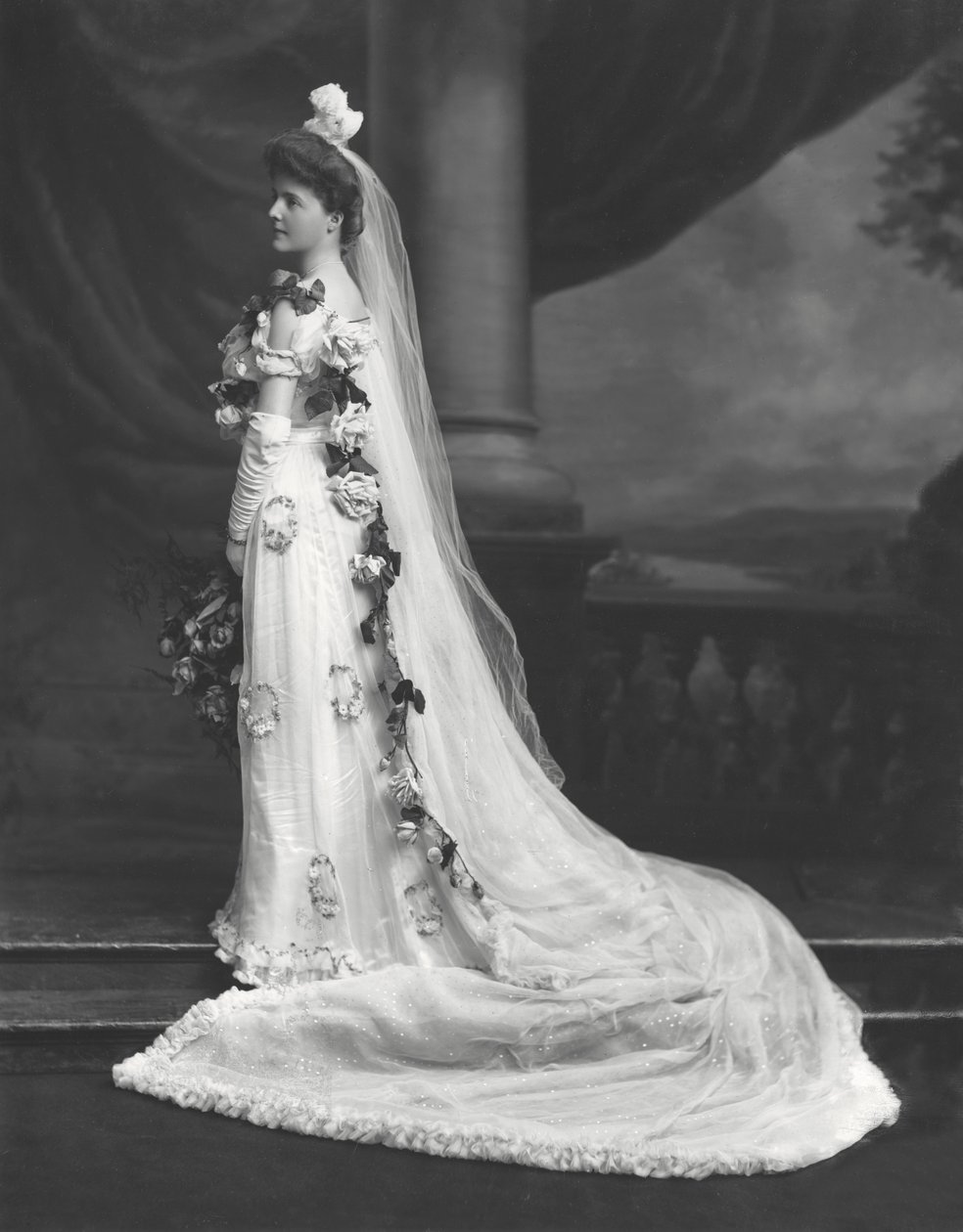Miss Sheila Cooper, fotograferet i anledning af sin præsentation ved retten af Lafayette Studio
