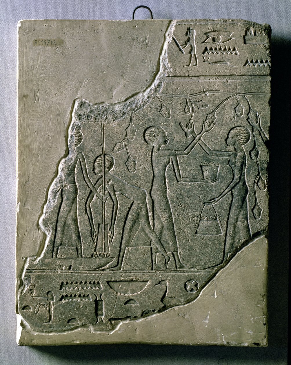 Basrelief af præstinder, der samler druer, 26.-30. dynasti af Late Period Egyptian