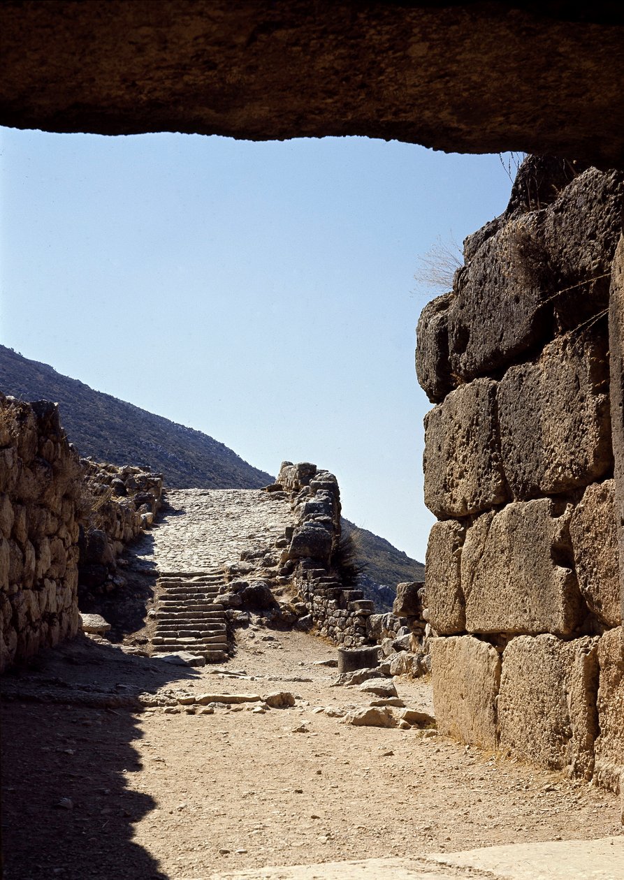 Udsigt over gyden fra Løvernes Port: stedet for den antikke by Mykenes på Peloponnes (1500-1100 f.Kr.) Grækenland af Late Helladic Period Mycenaean
